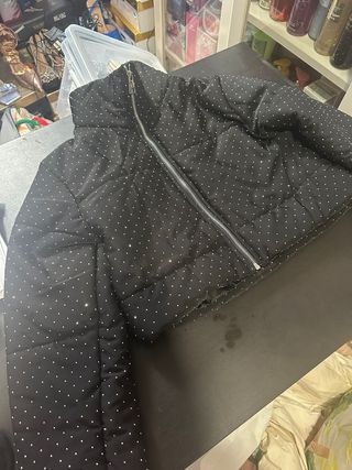 Casaco negro con brillo plateado