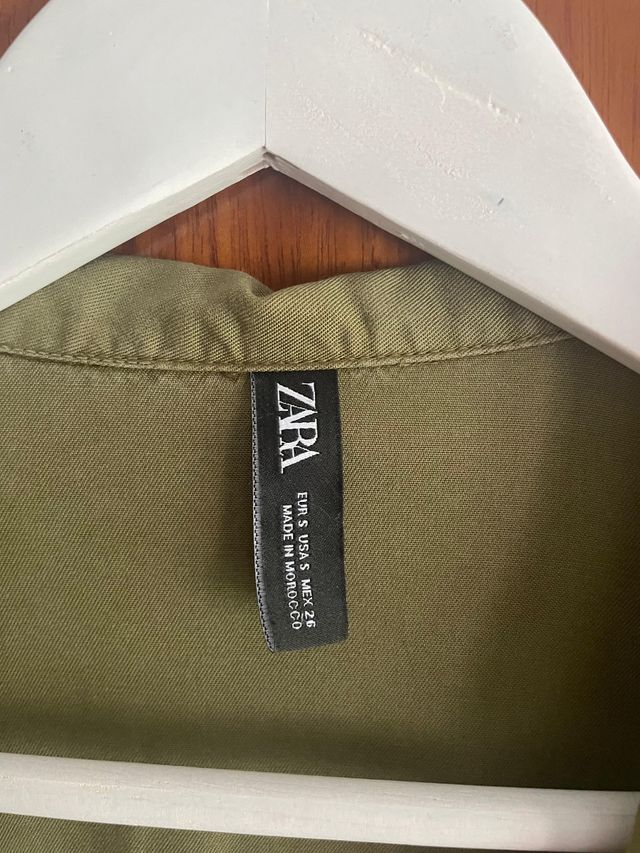Vestido verde caqui de Zara