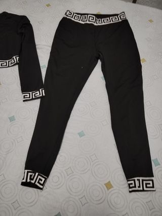Conjunto deportivo negro con diseño
