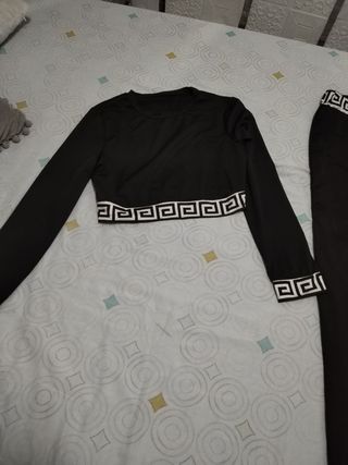 Conjunto deportivo negro con diseño