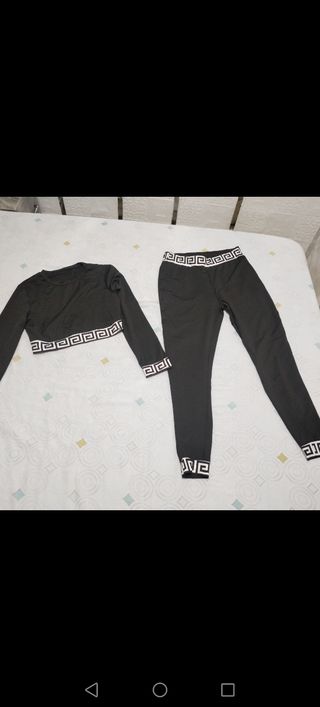 Conjunto deportivo negro con diseño
