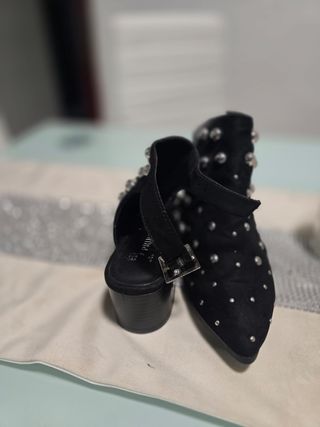 Zapatos de tacón negros con tachuelas