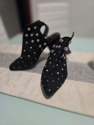 Zapatos de tacón negros con tachuelas