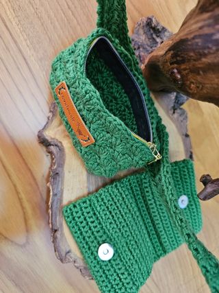 Bolso de crochet verde con detalles dorados
