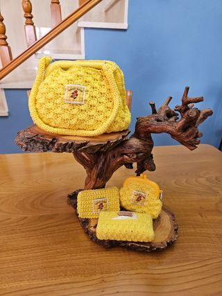 Bolso de crochet amarillo con accesorios