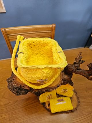 Bolso de crochet amarillo con accesorios
