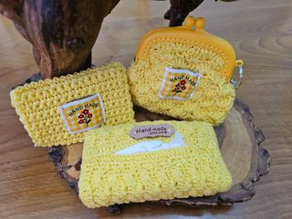 Bolso de crochet amarillo con accesorios