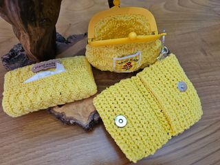 Bolso de crochet amarillo con accesorios