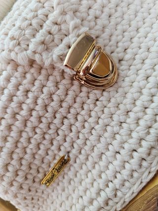 Bolso crochet y tarjetero blanco con cadena dorada