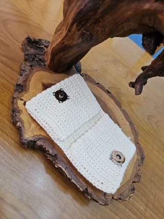 Bolso crochet y tarjetero blanco con cadena dorada