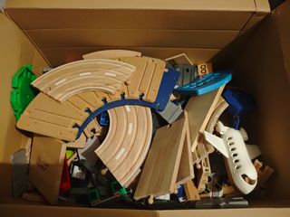 Vías de madera para tren, coches.