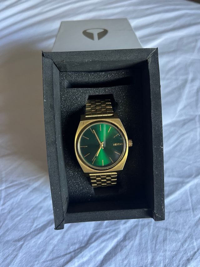 Reloj Nixon dorado esfera verde
