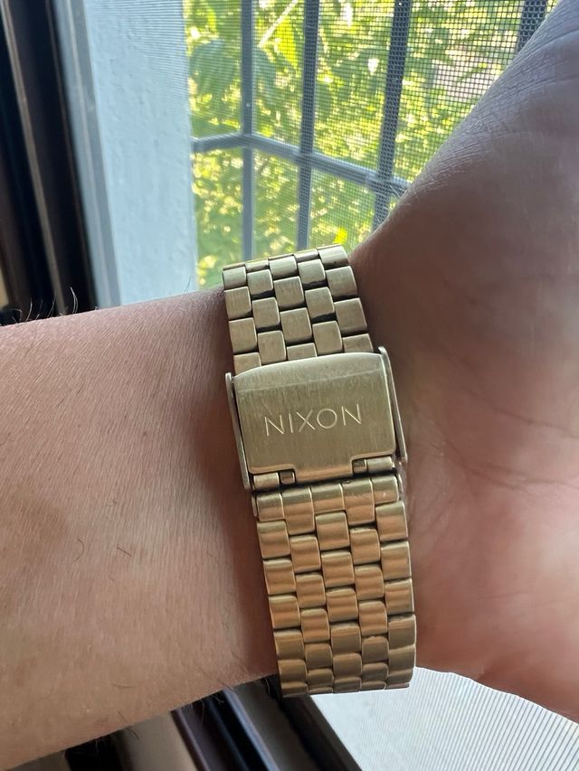 Reloj Nixon dorado esfera verde