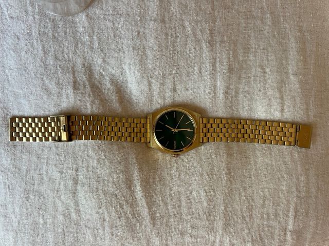 Reloj Nixon dorado esfera verde