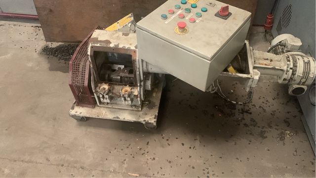 Triturador de plástico con sinfín