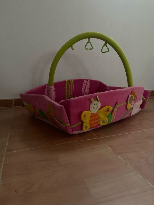 Parque infantil rosa con flores