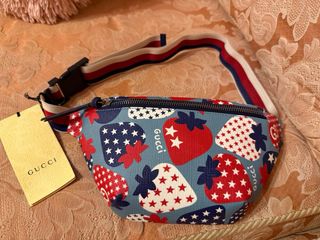 Marsupio Gucci stampa fragole