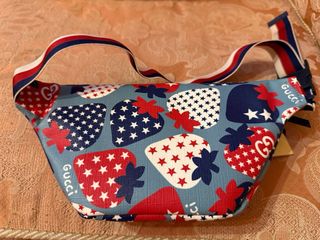 Marsupio Gucci stampa fragole