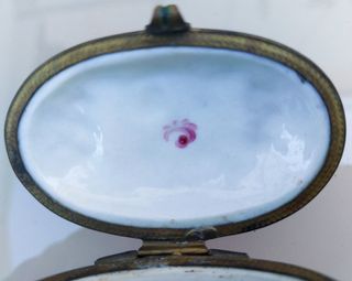 Pastillero baúl antiguo vintage SXIX Capodimonte