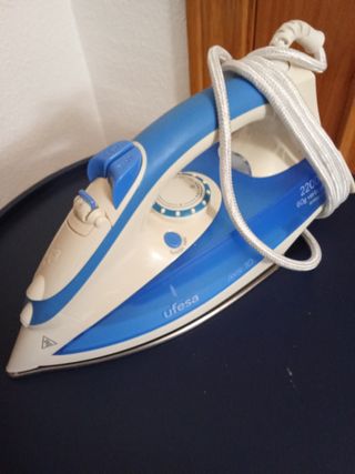 Plancha de vapor azul y blanca