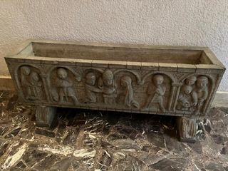 Jardinera de piedra con relieves