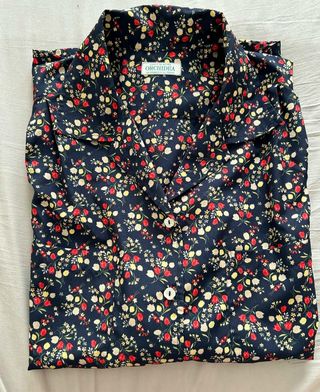 Camicetta blu con fantasia a fiori colorati