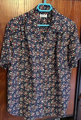 Camicetta blu con fantasia a fiori colorati