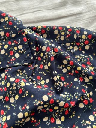 Camicetta blu con fantasia a fiori colorati