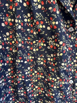 Camicetta blu con fantasia a fiori colorati