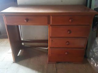 Escritorio de madera para estudio con cajonera.