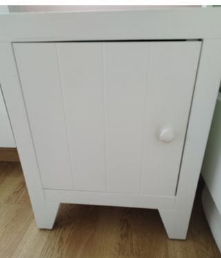 Mesita de noche blanca de madera