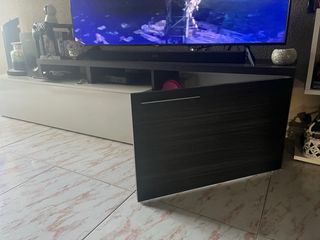 Mueble de salón negro y blanco