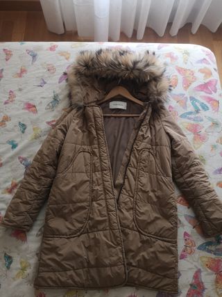 Abrigo Bimba y Lola beige con capucha pelo natural