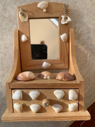 Specchietto in legno e conchiglie