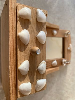 Specchietto in legno e conchiglie
