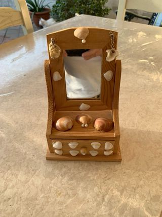 Specchietto in legno e conchiglie