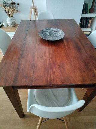 Mesa de comedor de madera