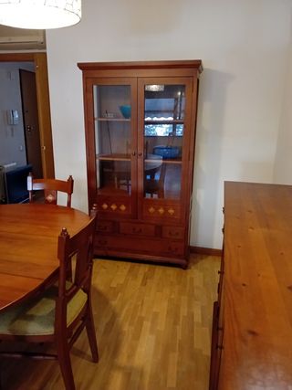 Vitrina, aparador, mesa y cuatro sillas, de madera