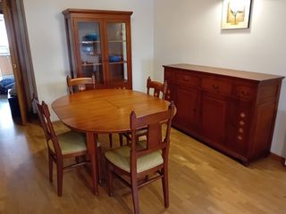 Vitrina, aparador, mesa y cuatro sillas, de madera