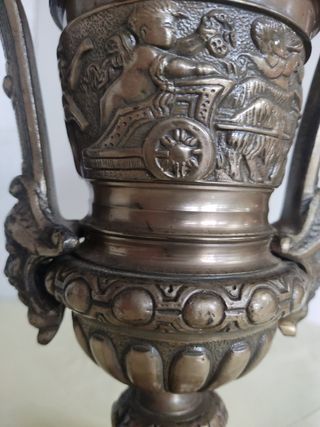 Lámpara de bronce con detalles Lampara de bronce .