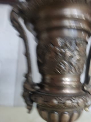 Lámpara de bronce con detalles Lampara de bronce .