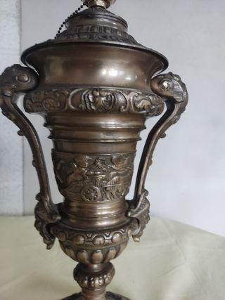 Lámpara de bronce con detalles Lampara de bronce .