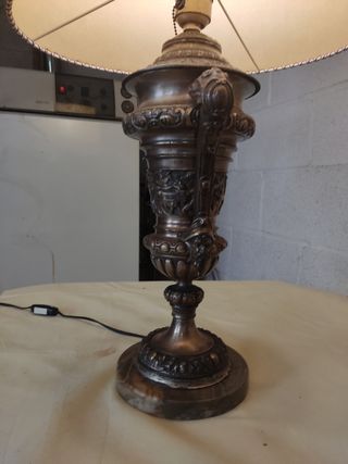 Lámpara de bronce con detalles Lampara de bronce .