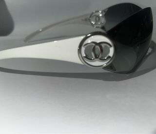 Occhiali da sole Chanel neri e bianchi