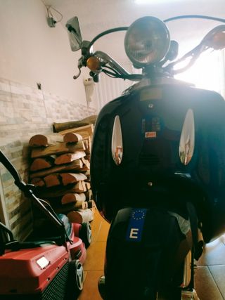 Moto eléctrica azul