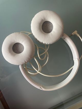 Auriculares blancos con cable