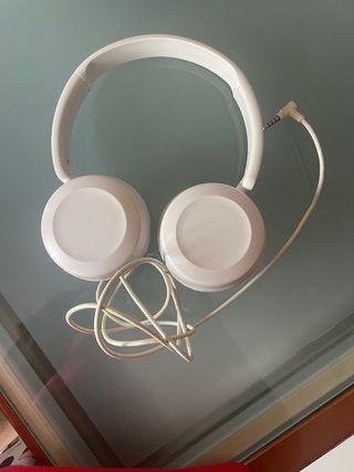 Auriculares blancos con cable