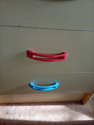 Cajonera Beige con Tiradores Azul y Rojo