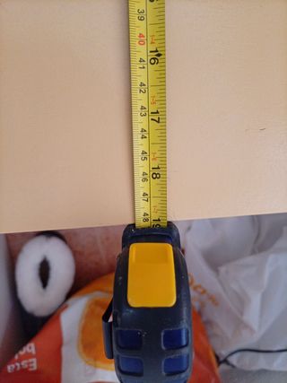 Cajonera Beige con Tiradores Azul y Rojo