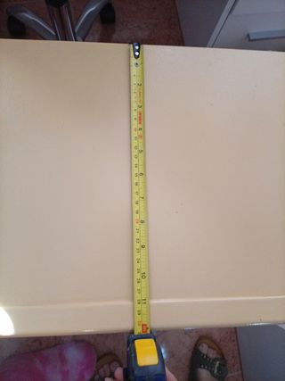 Cajonera Beige con Tiradores Azul y Rojo